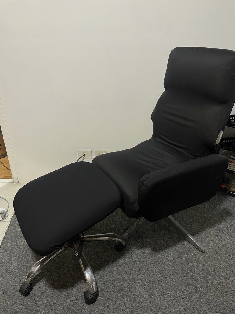 Office Chair (Category: Chairs) located in Manila. Submitted by commonselection (Listing ID 1463690443, Image 1). Description: Office Chair Original Color: White Cover: Black With Signs of usage Issue: Used, Right armrest removed, Foot rest has rust (can be repainted) , Please see photos. Please manage your expectations Not new Rfs: Moving out.