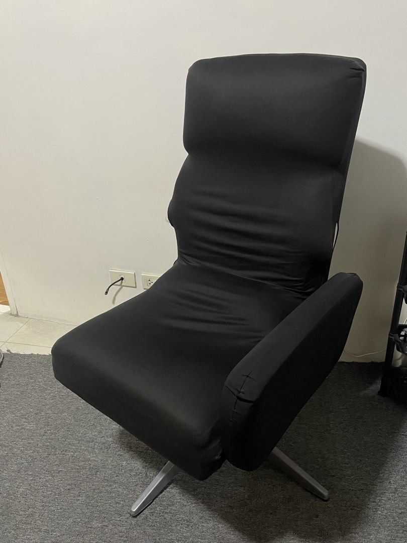 Office Chair (Category: Chairs) located in Manila. Submitted by commonselection (Listing ID 1463690443, Image 2). Description: Office Chair Original Color: White Cover: Black With Signs of usage Issue: Used, Right armrest removed, Foot rest has rust (can be repainted) , Please see photos. Please manage your expectations Not new Rfs: Moving out.