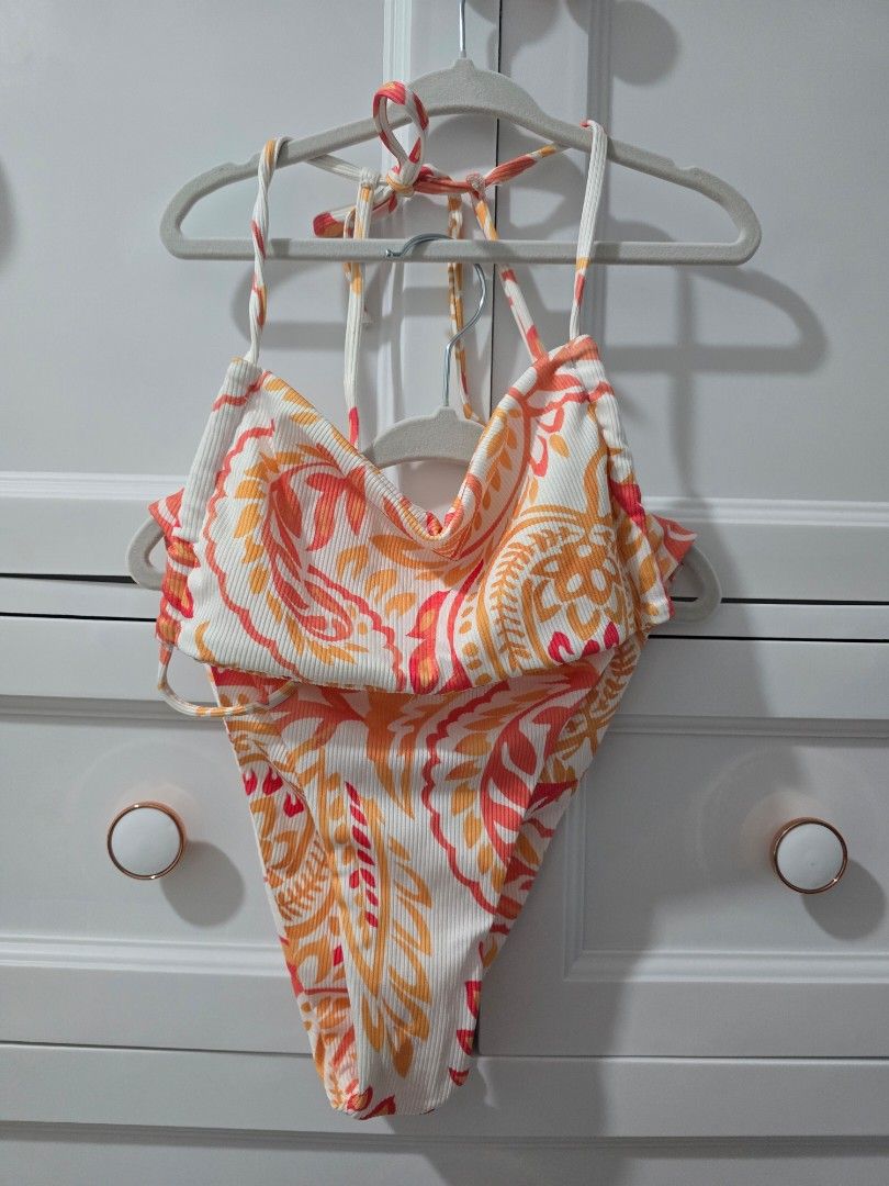 Orange and Pink Floral Bikini Bottoms (Category: Bikinis & Swimsuits) located in Arayat. Submitted by polenbi15 (Listing ID 1463582191, Image 1). Description: - Vibrant orange and pink floral pattern - Ribbed textured fabric - Adjustable side ties for a perfect fit - Ideal for beach or pool days - Pairs well with a matching bikini top.