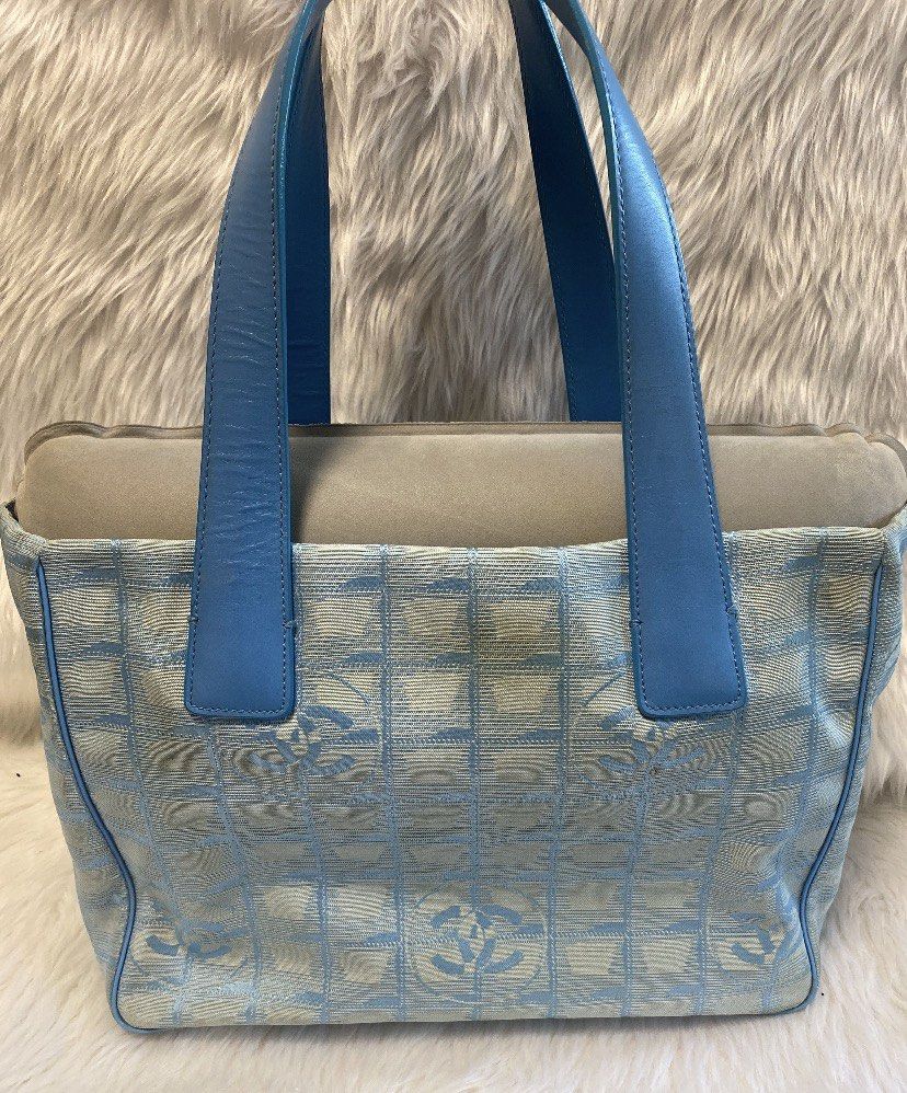 Orig Chanel tote bag (Category: Luxury Bags & Wallets) located in Manila. Submitted by calmforest-007b69 (Listing ID 1463267565, Image 2). Description: Original Chanel tote bag .