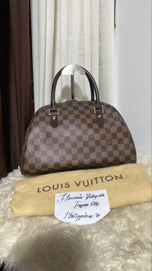 Orig revira mm size (Category: Luxury Bags & Wallets) located in Tagum. Submitted by amarasluxbag (Listing ID 1463696629, Image 3). Description: With minimal cracks sa lips Sign if use Mm size May kunting dirt sa loob Good condition .