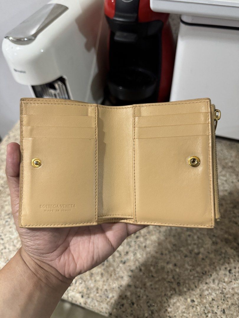 Original Bottega Veneta Bifold Zip Wallet (Category: Wallets & Card holders) located in Quezon City. Submitted by rg1996 (Listing ID 1463675311, Image 3). Description: Guaranteed original With certificate of authenticity No inclusions.