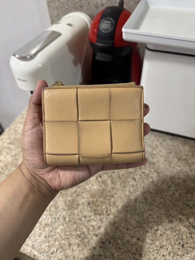 Original Bottega Veneta Bifold Zip Wallet (Category: Wallets & Card holders) located in Quezon City. Submitted by rg1996 (Listing ID 1463675311, Image 2). Description: Guaranteed original With certificate of authenticity No inclusions.