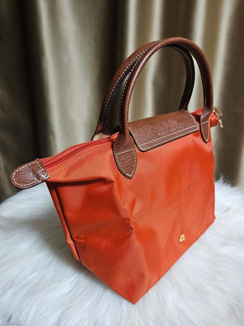 Original Short Handle LC🤗 (Category: Shoulder Bags) located in Manila. Submitted by anneprlvdbgs (Listing ID 1463628092, Image 2). Description: Guaranteed Authentic ✨Unahan lang mga sis first to pay🫣 If this is your lucky color go get it🫣 alam nyo presyuhan ng orig neto ha🍊 Original LC in Short Handle🍊 📌Bought in US 🍒 6,080 only (LP) 📌like new mga sis, mas makinis pa tu sayo😂 📌 ACTUAL PHOTO POSTED. What you see is exactly what you get. 