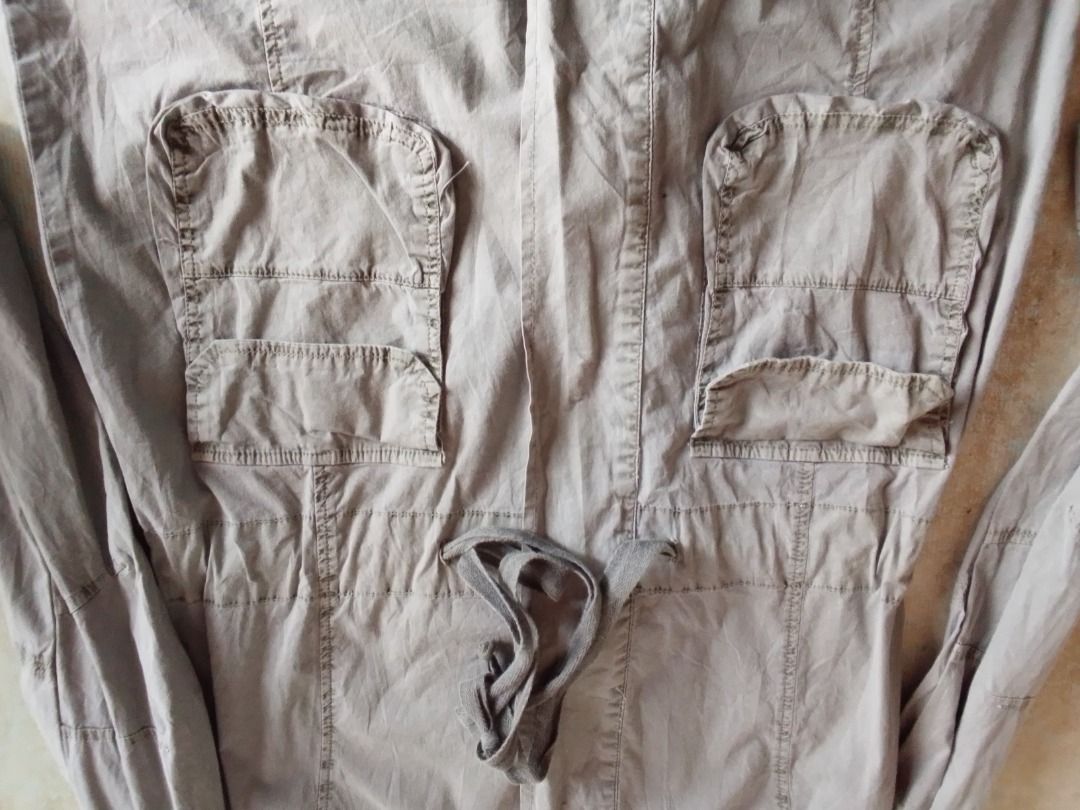 Outwear US BNEWTAG (Category: Coats, Jackets and Outerwear) located in Los Banos. Submitted by mania-62906 (Listing ID 1463599114, Image 3). Description: BNewtag US small. Grey. Ideal for 5'4 up in height.