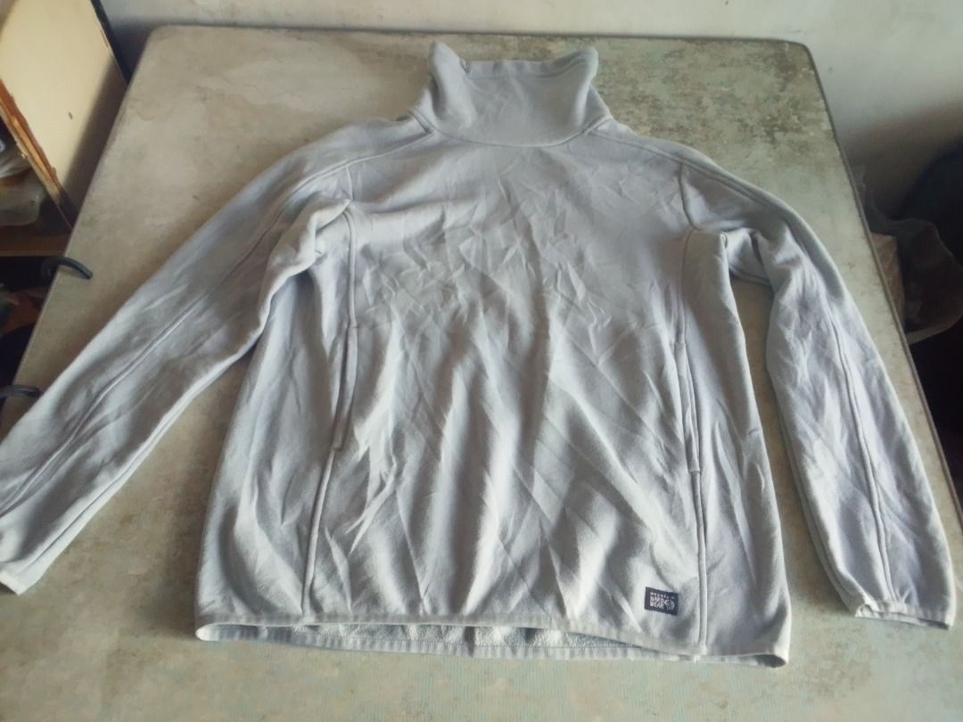 Outwear US Mountain Hardware (Category: Activewear) located in Los Banos. Submitted by mania-62906 (Listing ID 1463597963, Image 1). Description: Authentic. US Medium. Women more like new than lightly used. Very good condition. No damage. Mountaineering premium brand like TNF sister company of Columbia.