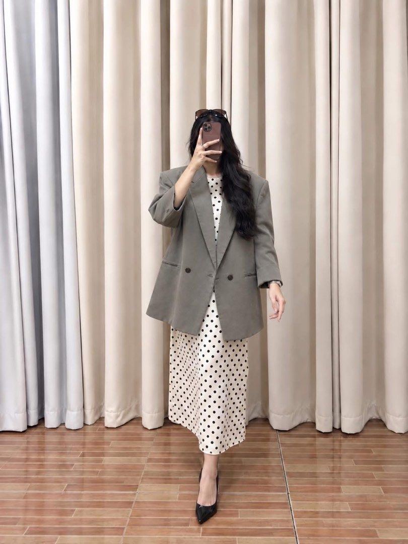 Oversized Taupe Single Breasted Blazer (Category: Coats, Jackets and Outerwear) located in Taguig. Submitted by vm.co (Listing ID 1463730954, Image 1). Description: Perfect for: • Corporate office wear • Business travel • Smart casual outfits • Rainy or cool weather • Capsule wardrobe • Everyday sophisticated styling Condition: Appears to be in very good preloved condition with no visible major stains, tears, or discoloration in the photo. A ligh