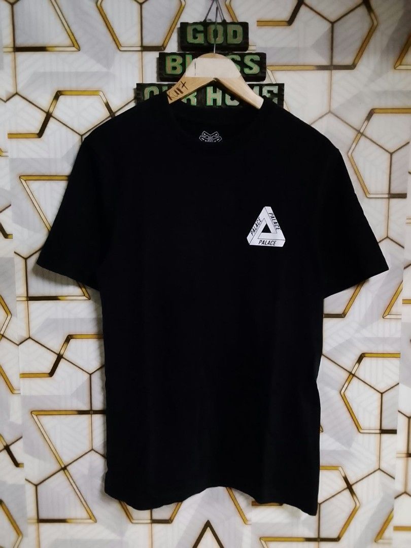 Palace Biglogo (Category: Tshirts & Polo Shirts ) located in Manila. Submitted by kayzthawan (Listing ID 1463561211, Image 1). Description: 💎Palace Biglogo ⭐ Small ⭐ 18.5 x 27 ⭐ excellent condiition ⭐ no flaws.