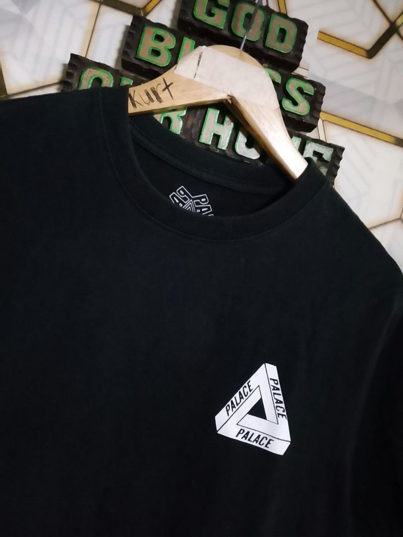 Palace Biglogo (Category: Tshirts & Polo Shirts ) located in Manila. Submitted by kayzthawan (Listing ID 1463561211, Image 2). Description: 💎Palace Biglogo ⭐ Small ⭐ 18.5 x 27 ⭐ excellent condiition ⭐ no flaws.