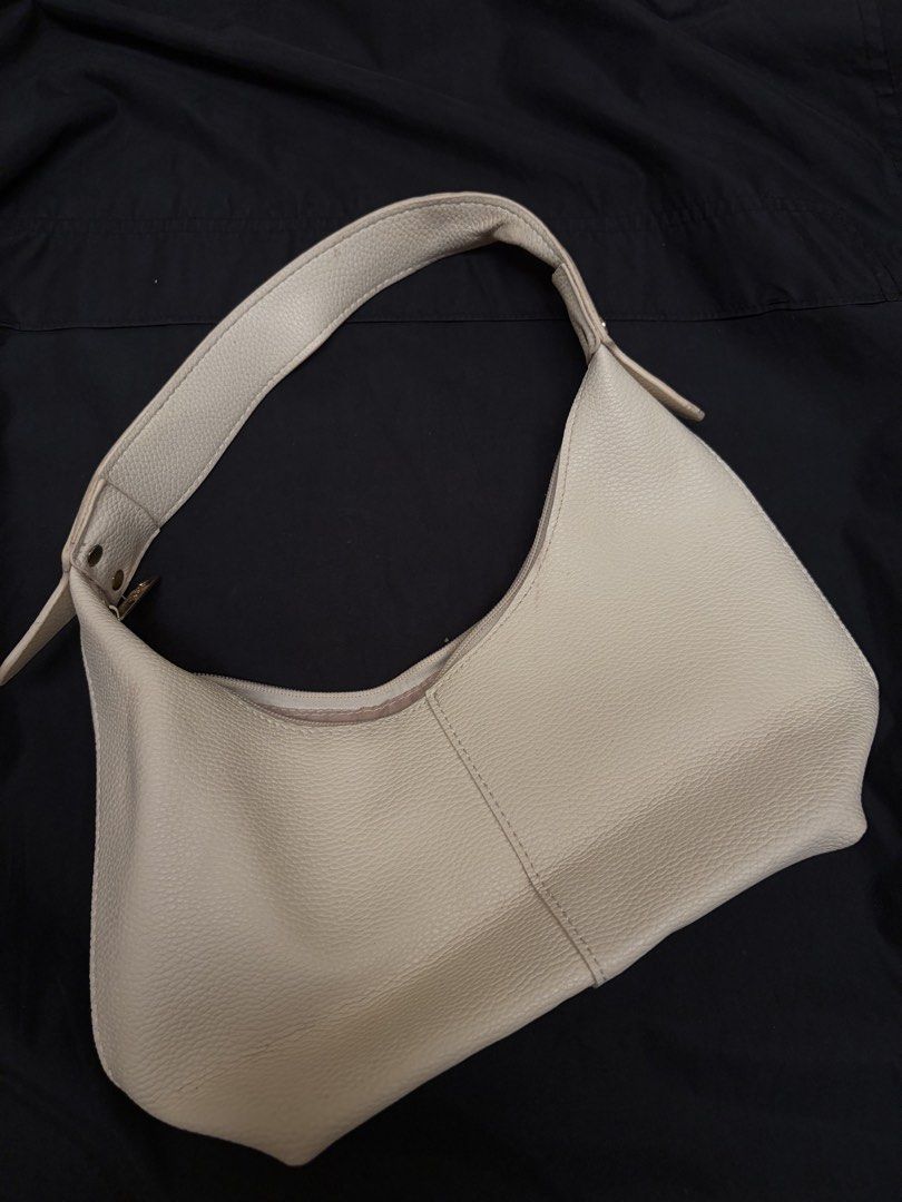 PARISIAN Cream Textured Shoulder Bag (Category: Shoulder Bags) located in Baliuag. Submitted by asdfraks (Listing ID 1463614835, Image 1). Description: - Parisian Cream Shoulder Bag - ₱300 pesos - rfs: needs funds - jnt/flash shipping.
