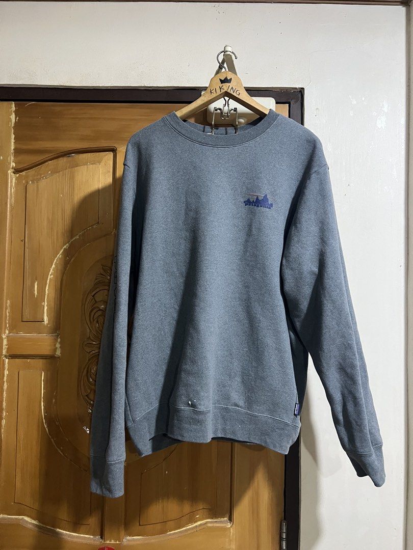 Patagonia Grey Crewneck Sweatshirt (Category: Coats, Jackets and Outerwear) located in Valencia. Submitted by thrifttomaniac_1225 (Listing ID 1463633337, Image 1). Description: - Grey Patagonia crewneck sweatshirt - Size XL - Small logo detail on the chest - Made in Mexico - Ideal for casual everyday wear -Big Script Logo on the sleeves.