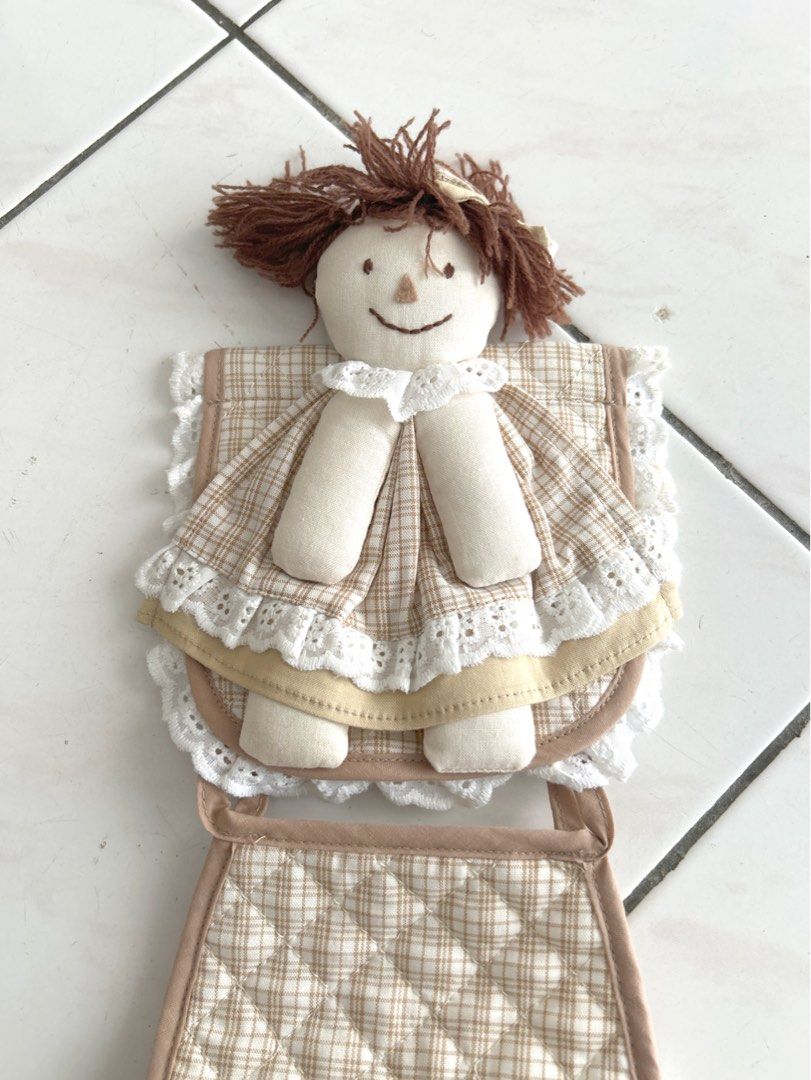 Patchwork Tissue Roll Holder (Category: Other Home Decor) located in Kuala Lumpur. Submitted by azthrift69 (Listing ID 1463629277, Image 2). Description: Item selected bundle - belum basuh Material cotton Size & condition as pictures No fussy / joy / return / refund Postage RM8 Semenanjung.