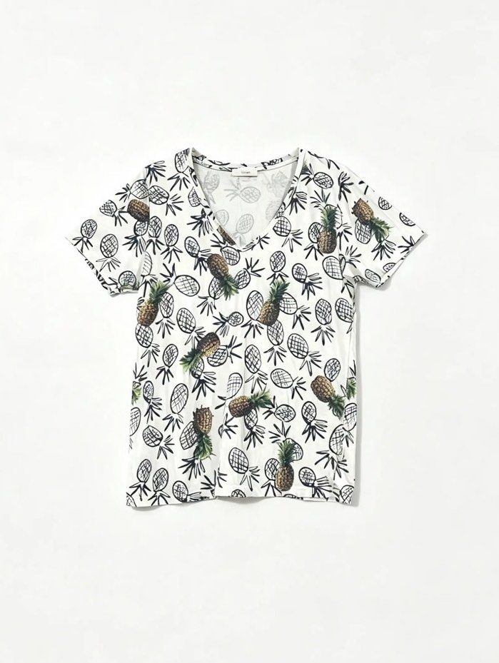 PAUL SMITH (Category: Shirts) located in Davao. Submitted by sart0ria85 (Listing ID 1463664744, Image 1). Description: A white V collared shirt with pineapple prints. 100%COTTON MADE IN PORTUGAL 🇵🇹 MEDIUM. Size 6 VERY GOOD CONDITION (88/100).