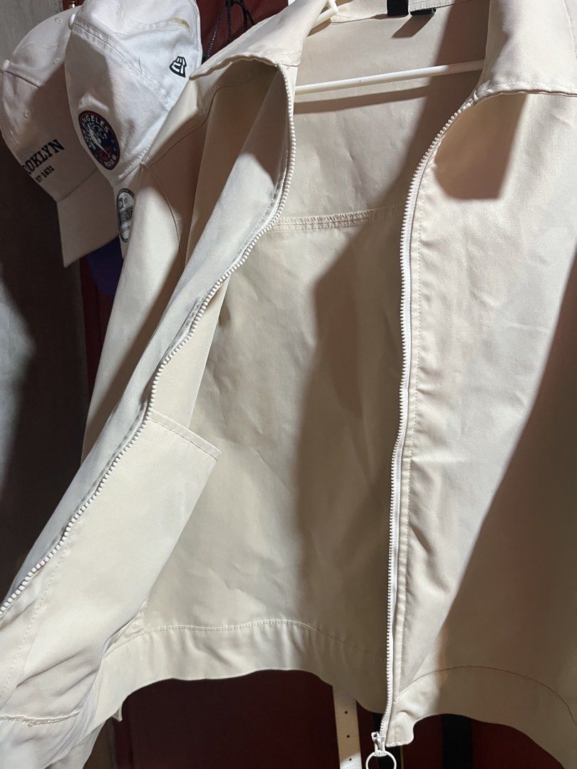 Penshoppe Jacket (Category: Coats, Jackets and Outerwear) located in Manila. Submitted by xyreshan (Listing ID 1463679418, Image 3). Description: Penshoppe size medium Need wash only no flaws.