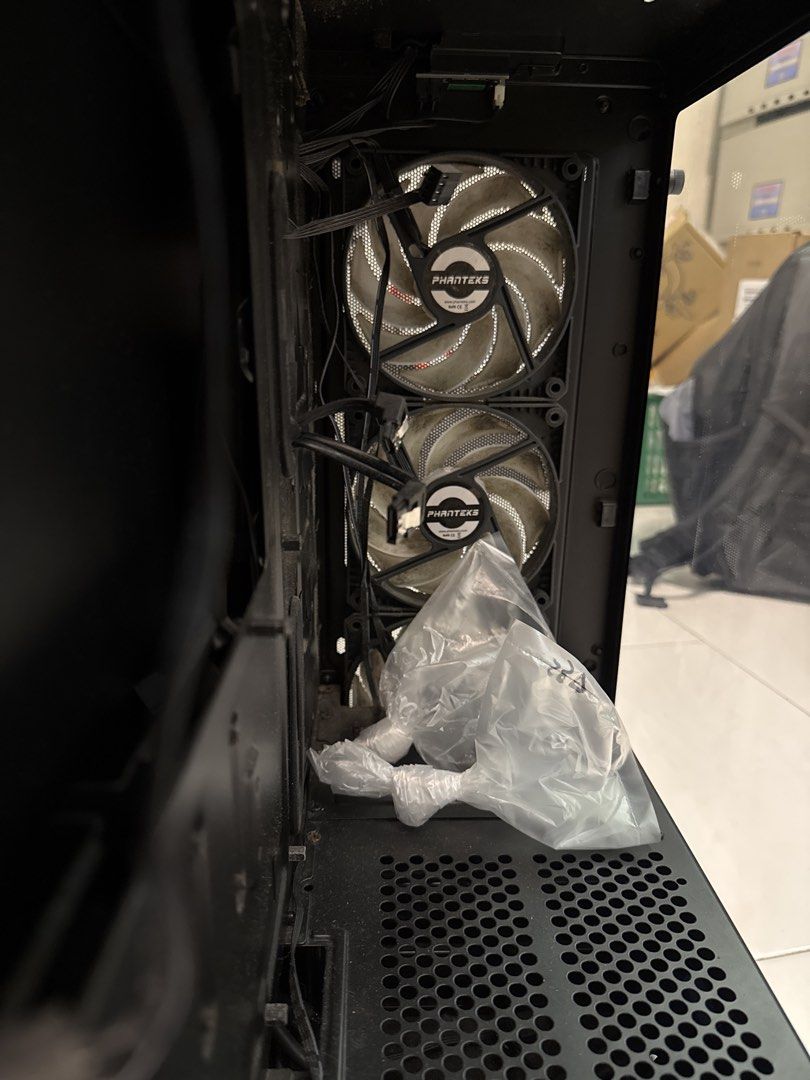 Phanteks P400A PC Case (Category: Desktops) located in Singapore. Submitted by jokichaa (Listing ID 1463630080, Image 2). Description: Well used P400A case, comes with the included 3 case fans.