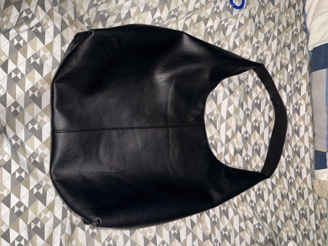 Plain Tote Bag (Category: Tote Bags) located in Santo Domingo. Submitted by fromjonadam (Listing ID 1463709448, Image 1). Description: Plain shoulder bag. Main compartment with zip fastening. Interior features a flat pocket. Shoulder strap..