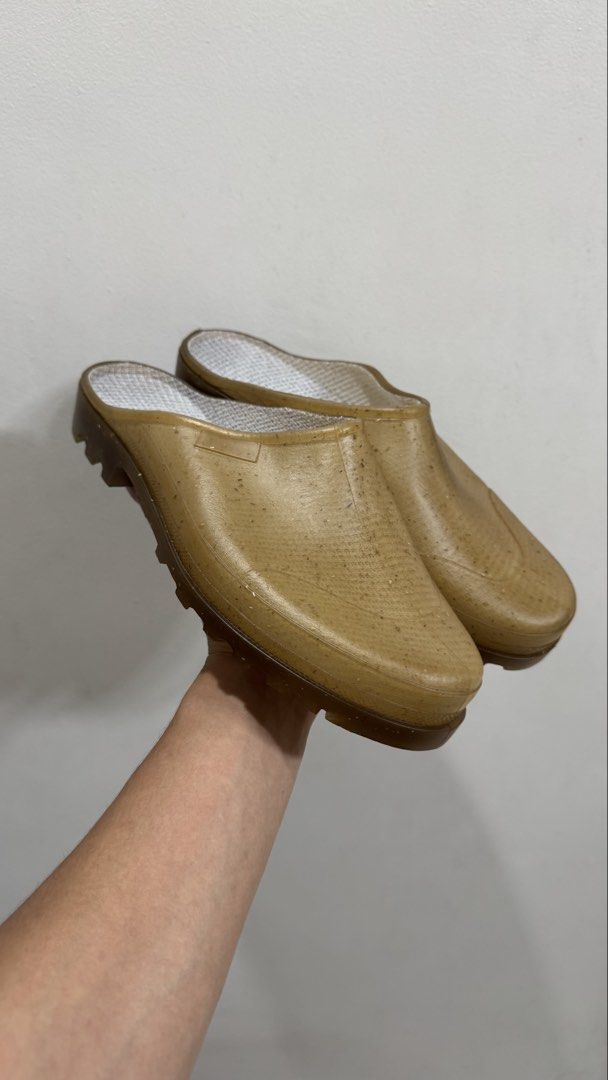 Plasticana Opana Clogs (Category: Sandals) located in Marikina City. Submitted by cheese85 (Listing ID 1463603583, Image 2). Description: Brand new, never used Limited stock only Sizes available: 36/37 38/39 40/41 Please refer to size chart for sizing Go 1 size down your sneaker size.