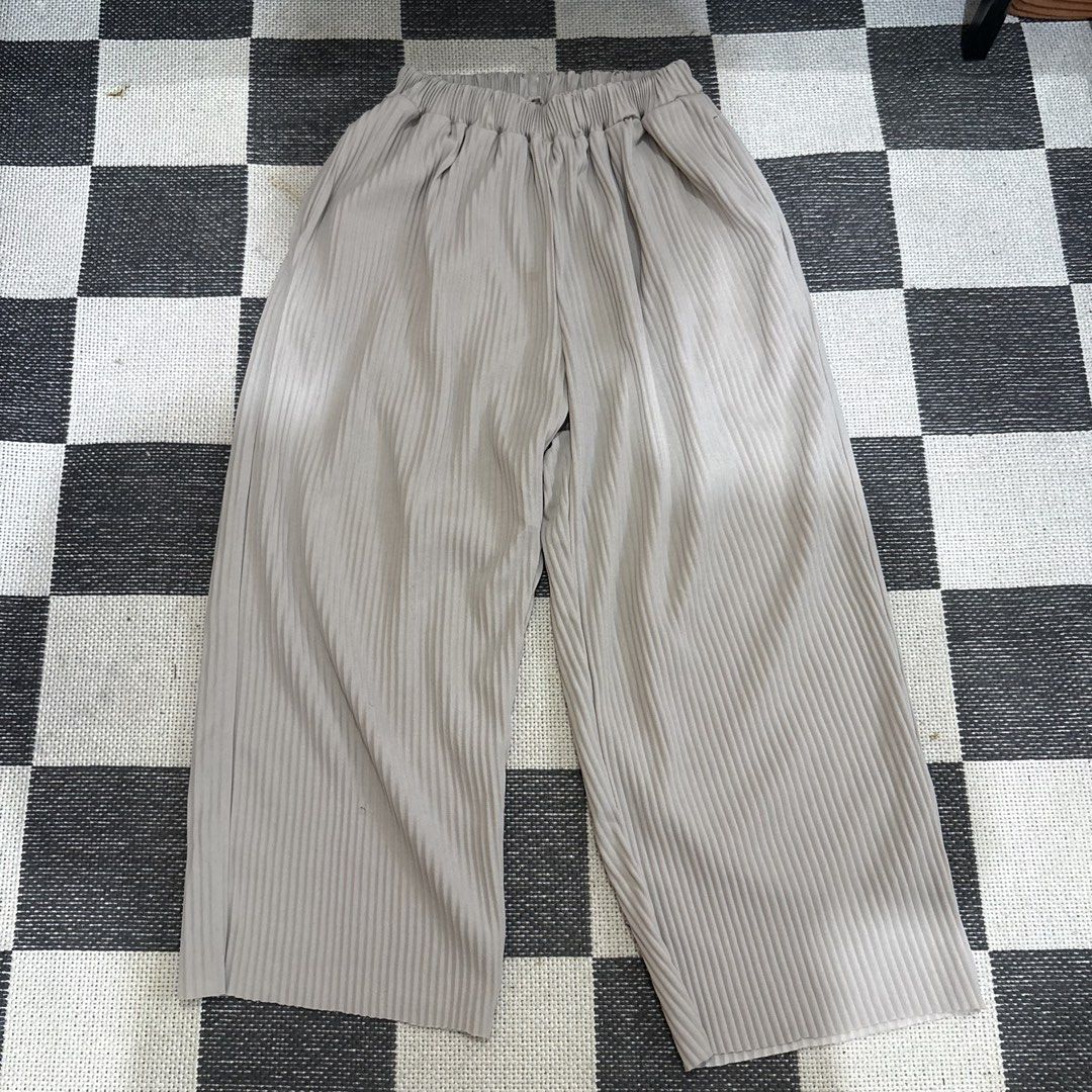 Pleated Wide Leg Pants (Category: Trousers) located in Makati City. Submitted by sseurekiii (Listing ID 1463722227, Image 1). Description: - Lightweight wide leg pants - Comfortable elastic waistband - Subtle all-over vertical pleat detail - Convenient back pocket - Perfect for casual or dressed-up looks.