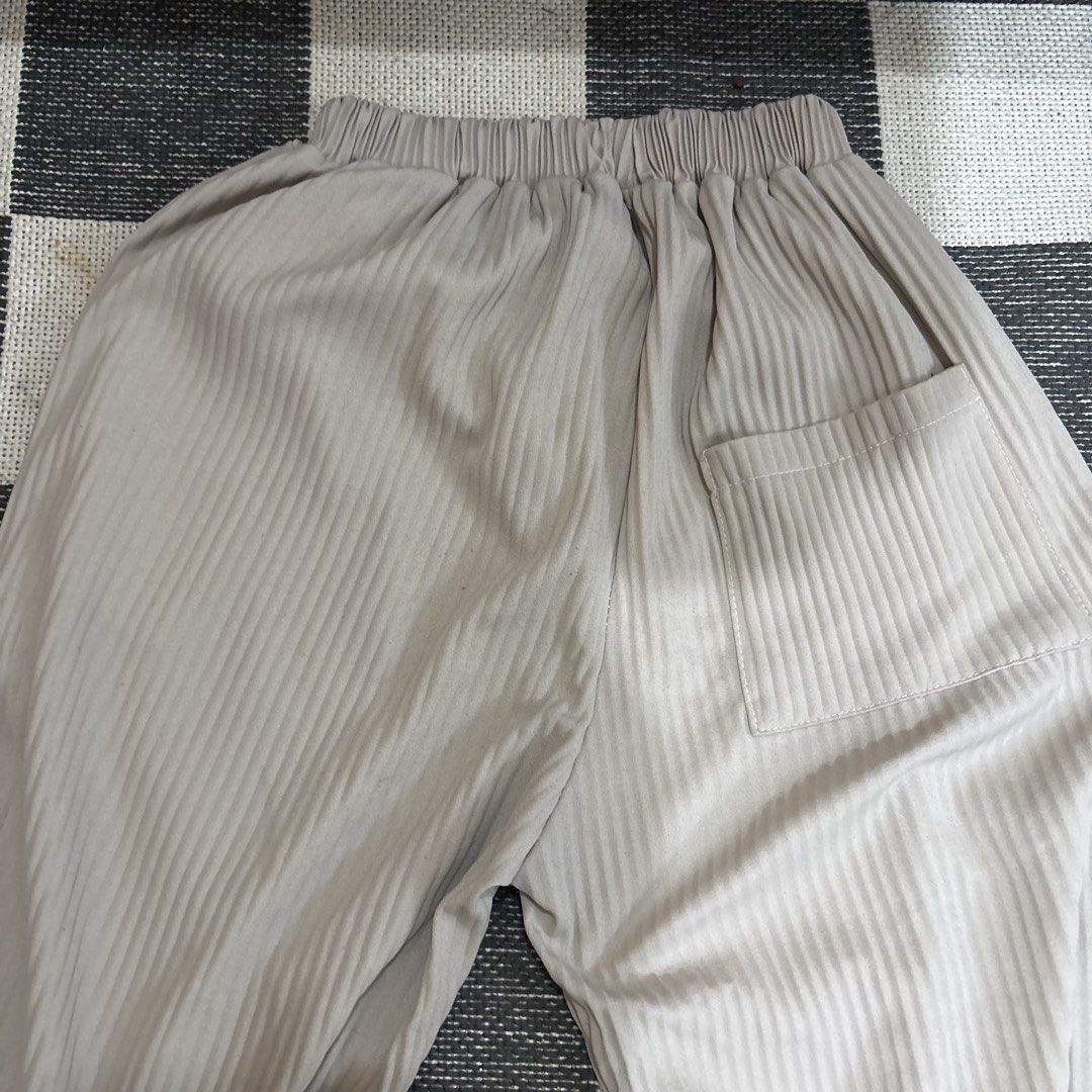 Pleated Wide Leg Pants (Category: Trousers) located in Makati City. Submitted by sseurekiii (Listing ID 1463722227, Image 2). Description: - Lightweight wide leg pants - Comfortable elastic waistband - Subtle all-over vertical pleat detail - Convenient back pocket - Perfect for casual or dressed-up looks.