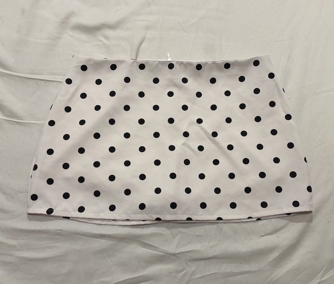 Polka dot skirt (Category: Skirts) located in Pasig City. Submitted by km.sc (Listing ID 1463665328, Image 1). Description: Has a really nice fabric, with shorts lining inside, zipper is at the back RFS: ordered the wrong size Tag says it’s M but i think it’s small.
