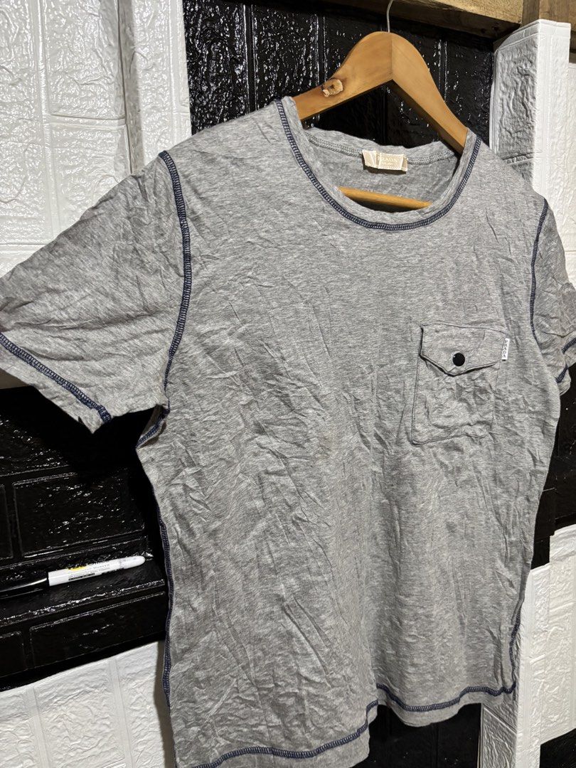 Prada Grey Pocket T-Shirt Size M (Category: Shirts) located in Lopez. Submitted by thrift.ni.roms22 (Listing ID 1463700833, Image 2). Description: - Grey Prada T-shirt - Size: Medium (M) - Features a classic chest pocket - Stylish contrast stitching detail - Ideal for everyday casual wear.