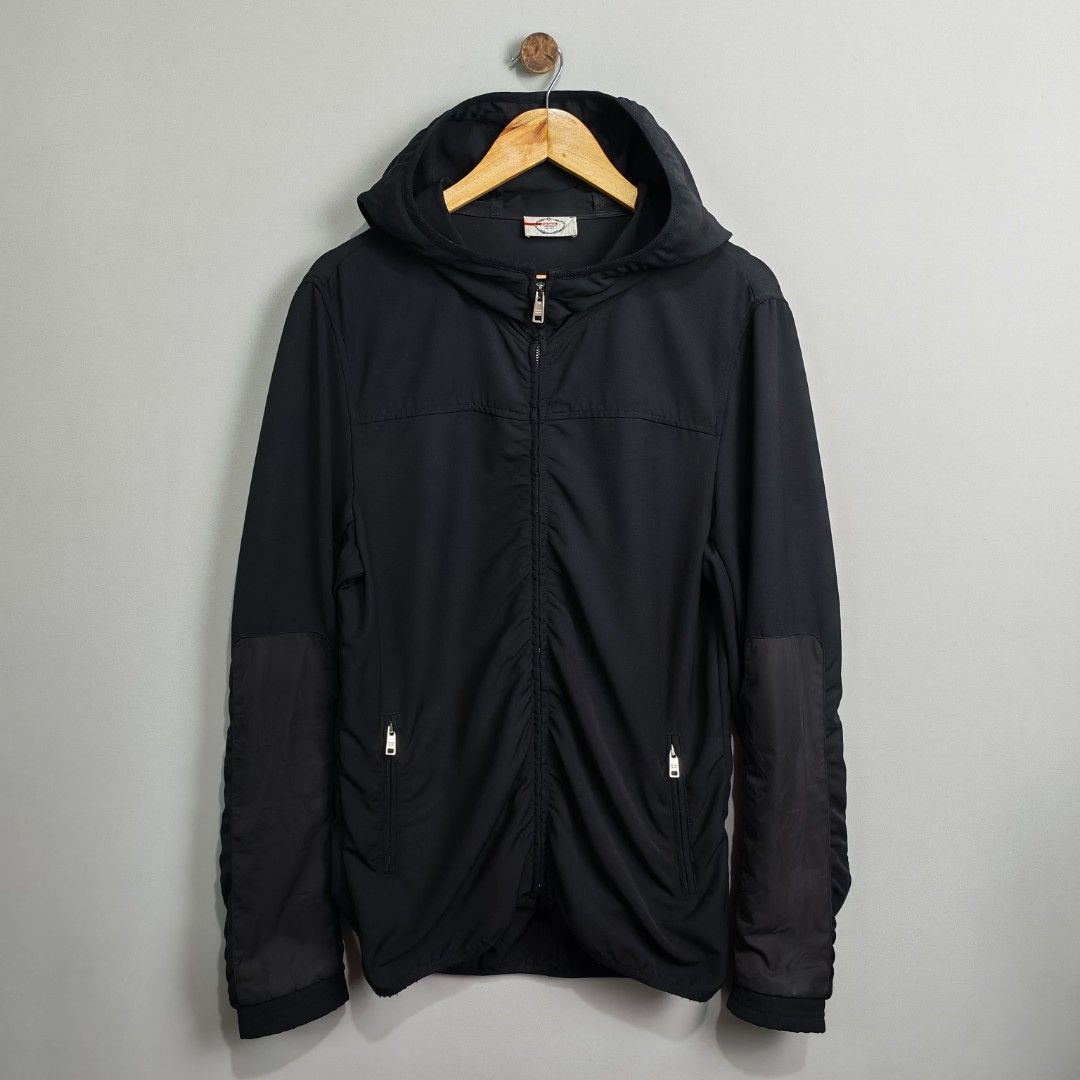 Prada Linea Rossa Jacket Gartred Zipper for Jogging Red Tab (Category: Luxury Apparel) located in Baguio. Submitted by luxuryph2600_eric (Listing ID 1463712977, Image 1). Description: Prada Linea Rossa Designed Gartred Zipper Red Tab 📌 Details⬇️⬇️⬇️ 📍Excellent Condition 📍Dimes 22*27 📍Color Rate 10/10 📍Size Medium - Large 💰 PRICE 3000 FREE SHIPING 📌Loc. Baguio City Shipping Via J&T Reminder : Items are Thrifted and carefully Selected from T