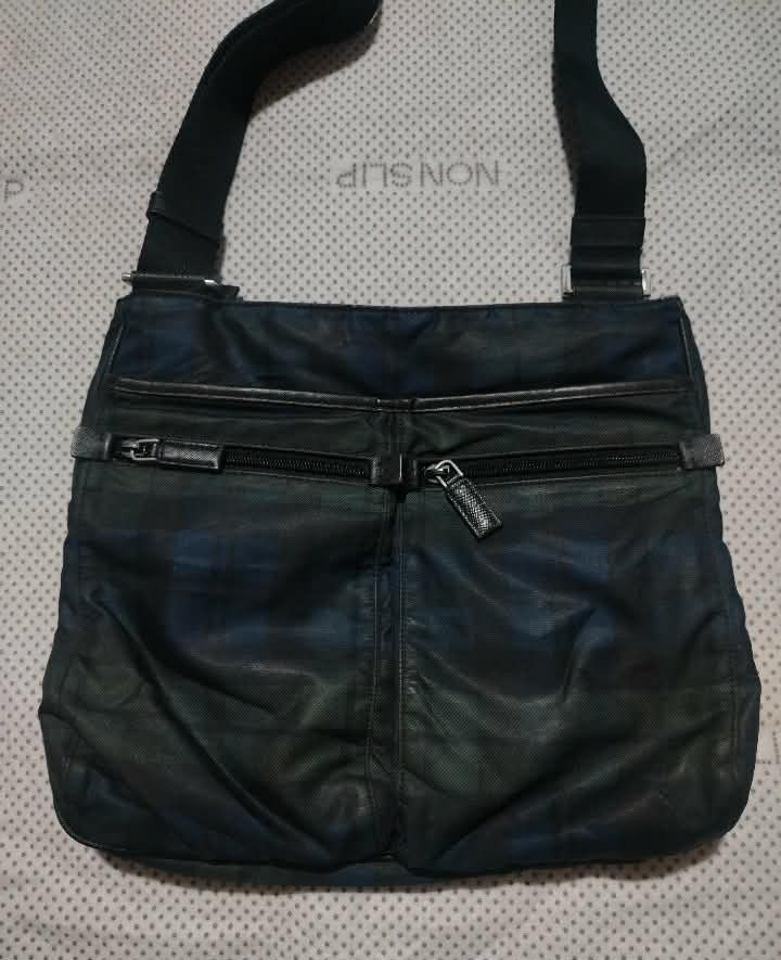 Prada sling checkered (Category: Luxury Bags & Wallets) located in Manila. Submitted by grandbird.924227 (Listing ID 1463590713, Image 1). Description: .