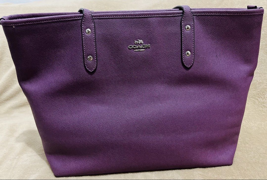 Pre-loved Authentic Coach Tote Bag (Category: Tote Bags) located in Manila. Submitted by elaaasy123 (Listing ID 1463680353, Image 1). Description: ▪️ Pre-loved / well-used ▪️ With visible signs of use & scratches ▪️ Interior Coach label has wear ▪️ Zipper and bag still functional ₱1,500 negotiable for sure buyer 📍Manila Please check photos and manage expectations. 😊.