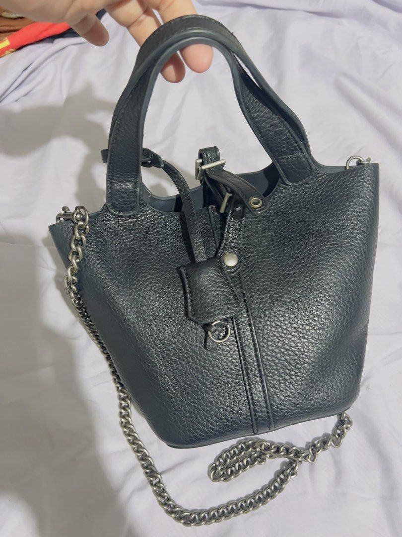 Preloved Black Leather Bucket Bag with Chain Strap (Category: Shoulder Bags) located in Binan City. Submitted by unicohijoxfudge (Listing ID 1463653098, Image 1). Description: - Black pebbled leather bucket bag - Top handles - Detachable chain strap - Interior zippered pouch - Silver hardware details - Stylish everyday bag - Plenty of space for essentials Size: 9 x 7 inches height Delivery fee c/o buyer Tags: Burberry Calvin Klein Coach Michael K