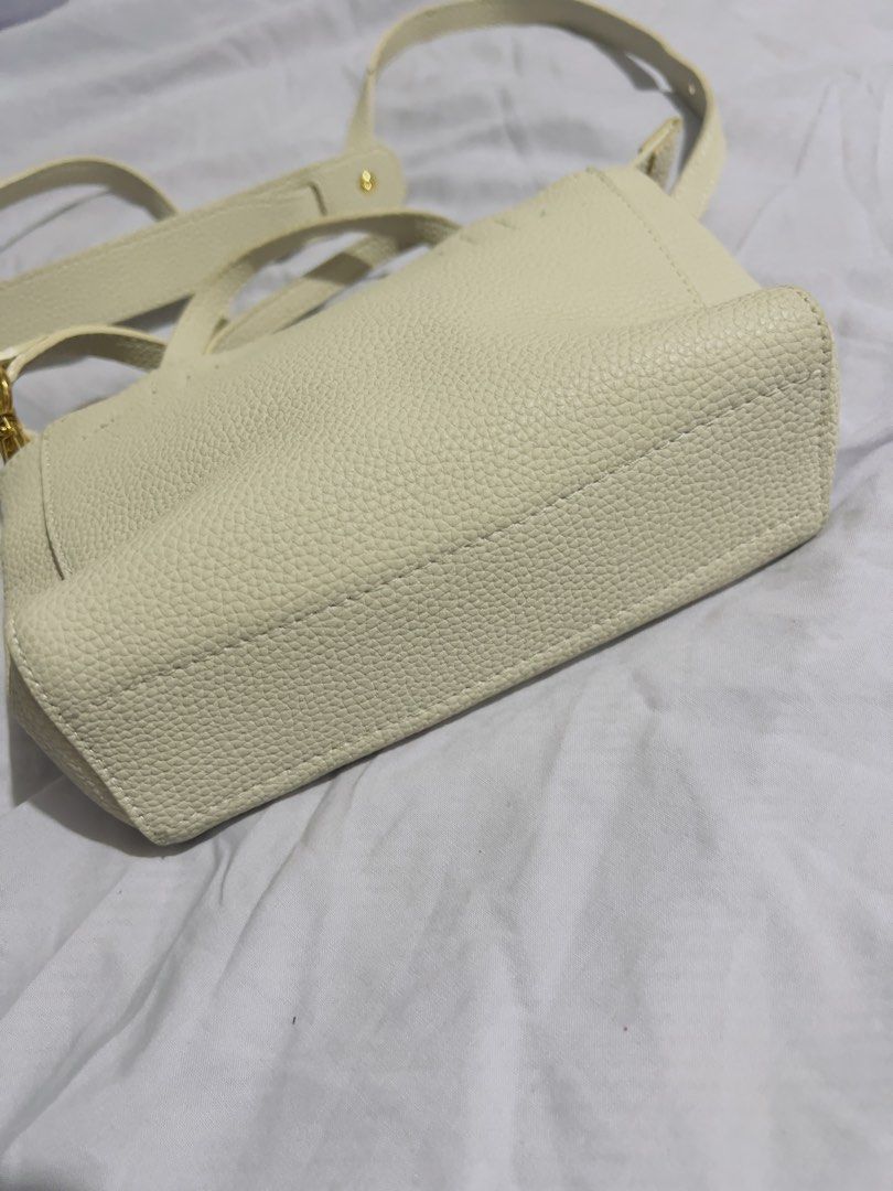 Preloved Cream Textured Tote Bag with Shoulder Strap (Category: Tote Bags) located in Binan City. Submitted by unicohijoxfudge (Listing ID 1463654432, Image 2). Description: - Cream textured tote bag - Top handles and detachable shoulder strap - Zipper closure - Interior slip pocket - Gold hardware details - Versatile for everyday or night out Size: 7 x 4.5 onches height Delivery fee c/o buyer.