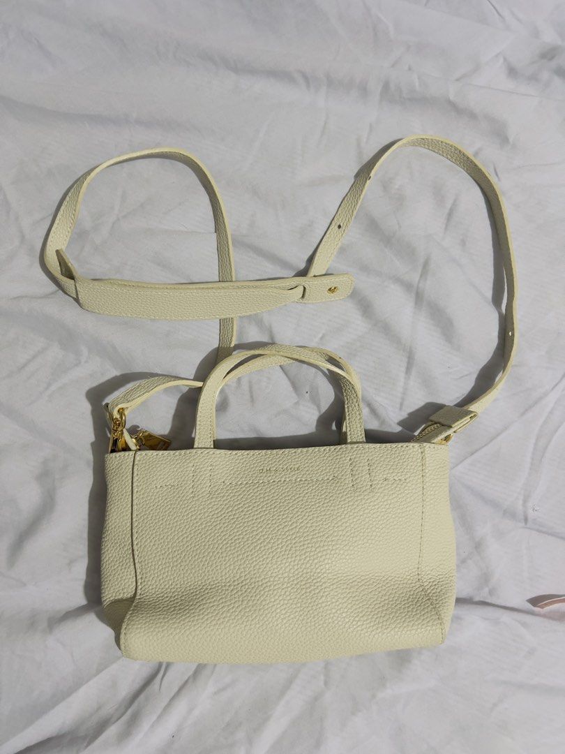 Preloved Cream Textured Tote Bag with Shoulder Strap (Category: Tote Bags) located in Binan City. Submitted by unicohijoxfudge (Listing ID 1463654432, Image 1). Description: - Cream textured tote bag - Top handles and detachable shoulder strap - Zipper closure - Interior slip pocket - Gold hardware details - Versatile for everyday or night out Size: 7 x 4.5 onches height Delivery fee c/o buyer.