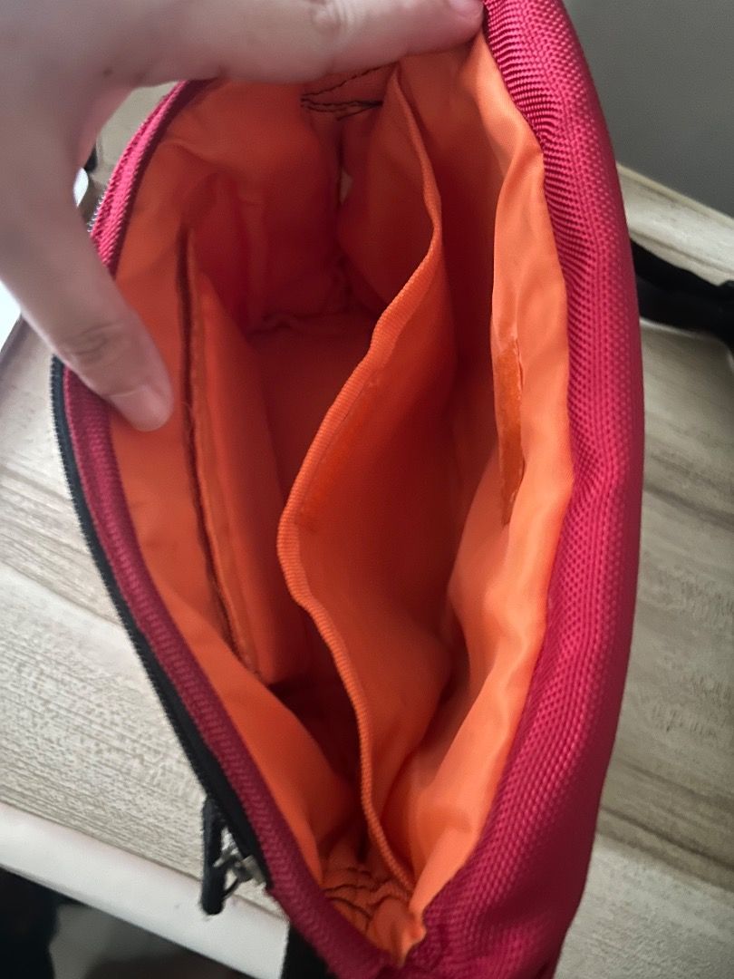 Preloved ETSUMI Camera Bag - TRUE e-Professional (Category: Camera Bags & Carriers) located in Marikina City. Submitted by mysticwater.4605ca (Listing ID 1463637238, Image 2). Description: 💯 Authentic - Purchased from Digital Walker 🛵 Same day delivery via Lalamove (shouldered by the buyer) 💶 Payment via Gcash .