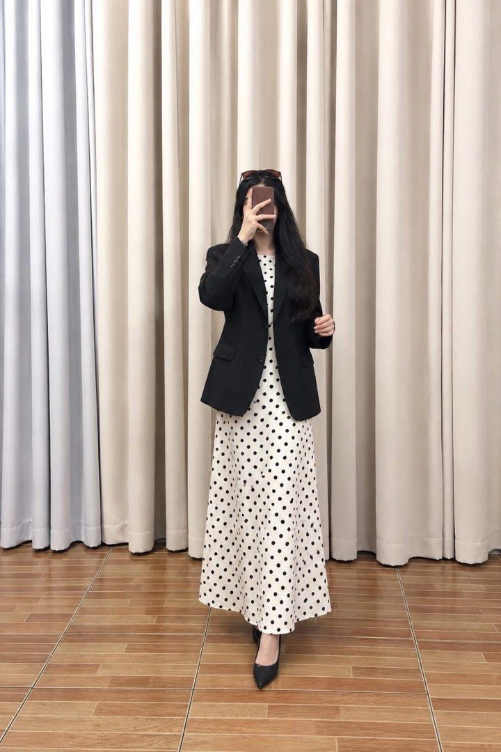Premium Black BF Blazer (Category: Coats, Jackets and Outerwear) located in Taguig. Submitted by vm.co (Listing ID 1463729963, Image 1). Description: Perfect for: • Corporate office wear • Business travel • Smart casual outfits • Rainy or cool weather • Capsule wardrobe • Everyday sophisticated styling Condition: Appears to be in very good preloved condition with no visible major stains, tears, or discoloration in the photo. A light steam will gi