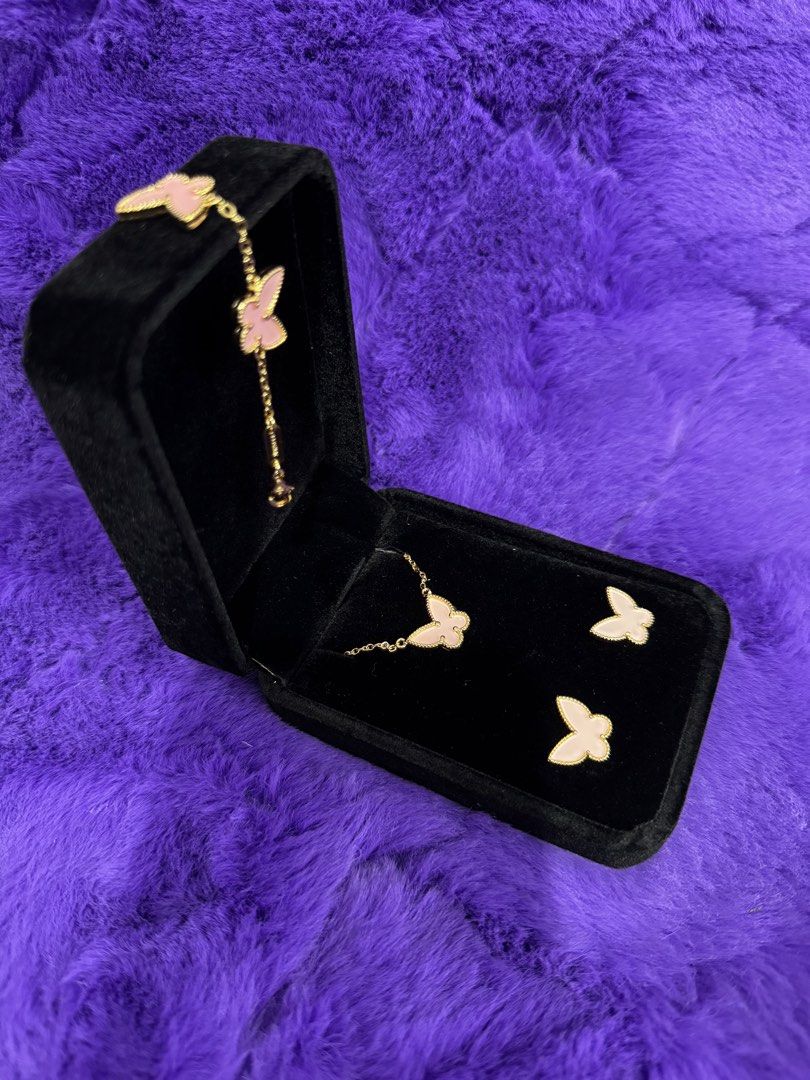 Premium high quality mirror copy clover leaf set (Category: Body Jewelry) located in San Juan City. Submitted by pandmcellphoneacessories (Listing ID 1463579262, Image 2). Description: premium high quality with code on tag with extender non tarnish earrings bracelet and necklace.