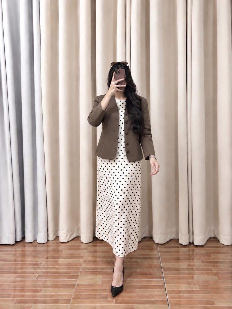 Premium Open Blazer Button Down (Category: Coats, Jackets and Outerwear) located in Taguig. Submitted by vm.co (Listing ID 1463730803, Image 1). Description: Perfect for: • Corporate office wear • Business travel • Smart casual outfits • Rainy or cool weather • Capsule wardrobe • Everyday sophisticated styling Condition: Appears to be in very good preloved condition with no visible major stains, tears, or discoloration in the photo. A light steam