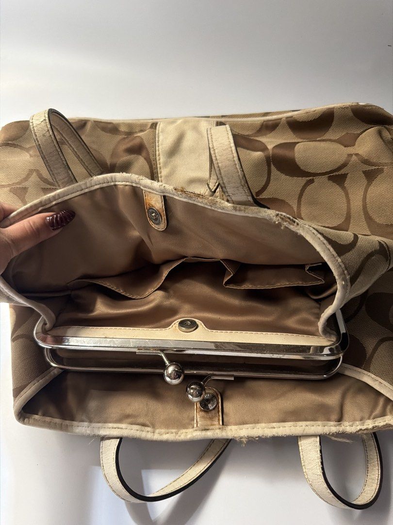 (SOLD) Project Bag Coach Kisslock (Category: Shoulder Bags) located in Mandaluyong City. Submitted by n444m (Listing ID 1463615531, Image 2). Description: Project Bag Coach Kisslock -still negotiable -this is a project bag.