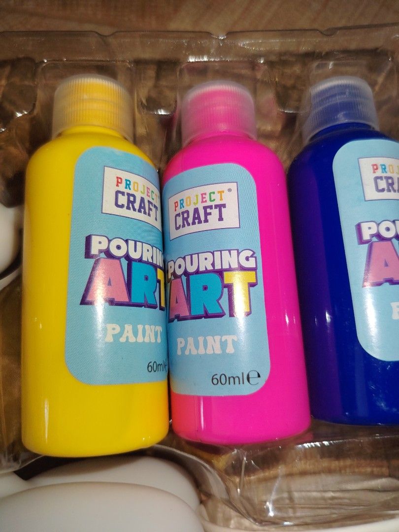 Project Craft Pouring Art Balloon Dog Kit (Category: Craft Supplies & Tools) located in Santiago. Submitted by aceheart0118672 (Listing ID 1463619721, Image 3). Description: - Fun art kit for kids: Create your own balloon dog art! - Kit includes: 1 white balloon dog mold, 3 bottles of pouring art paint (yellow, pink, blue - 60ml each), and mixing cups. - Easy to use: Perfect for creating amazing effects and fun craft time. - Great for unleashing 