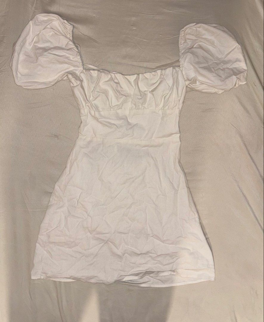 Puff Sleeves Short Dress (Category: Dresses) located in Pasig City. Submitted by km.sc (Listing ID 1463657979, Image 1). Description: Used once for an event, it has a backless detail, short A-line dress.