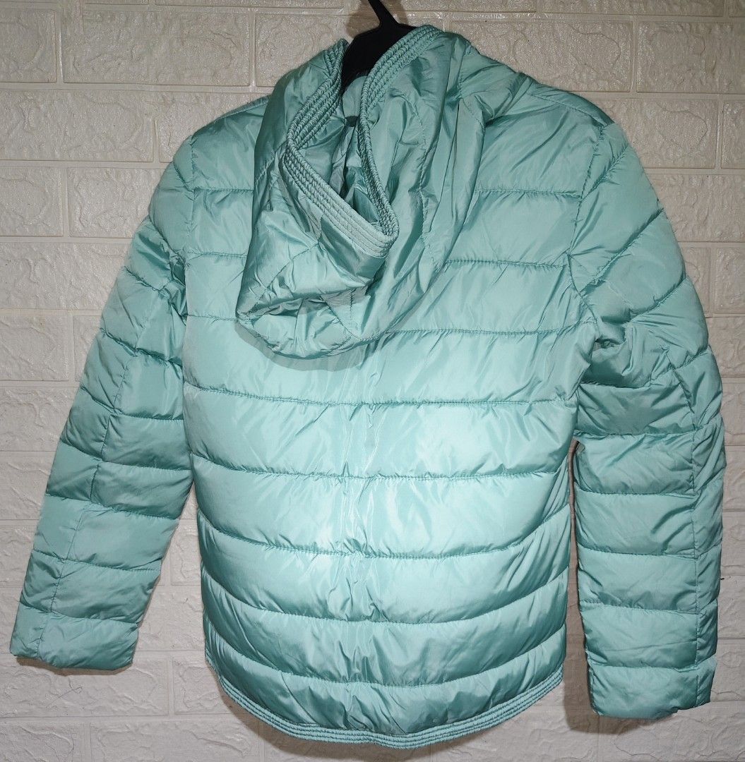 Puffer Jacket (Category: Coats, Jackets and Outerwear) located in General Mariano Alvarez. Submitted by byzerra (Listing ID 1463695595, Image 2). Description: 🔹XL on tag, fits S–M 🔹Mint green 🔹With hood & pockets 🔹Zipper closure 🔹Brand new with tag.
