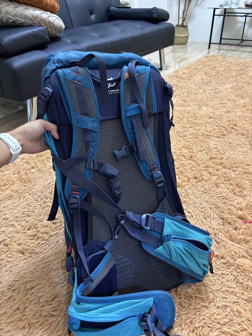 QUECHUA HIKING BAG TAKE ALL (Category: Hiking & Camping) located in Hermosa. Submitted by _hkrrrr (Listing ID 1463685585, Image 3). Description: AS IS. TAKE ALL ONLY..