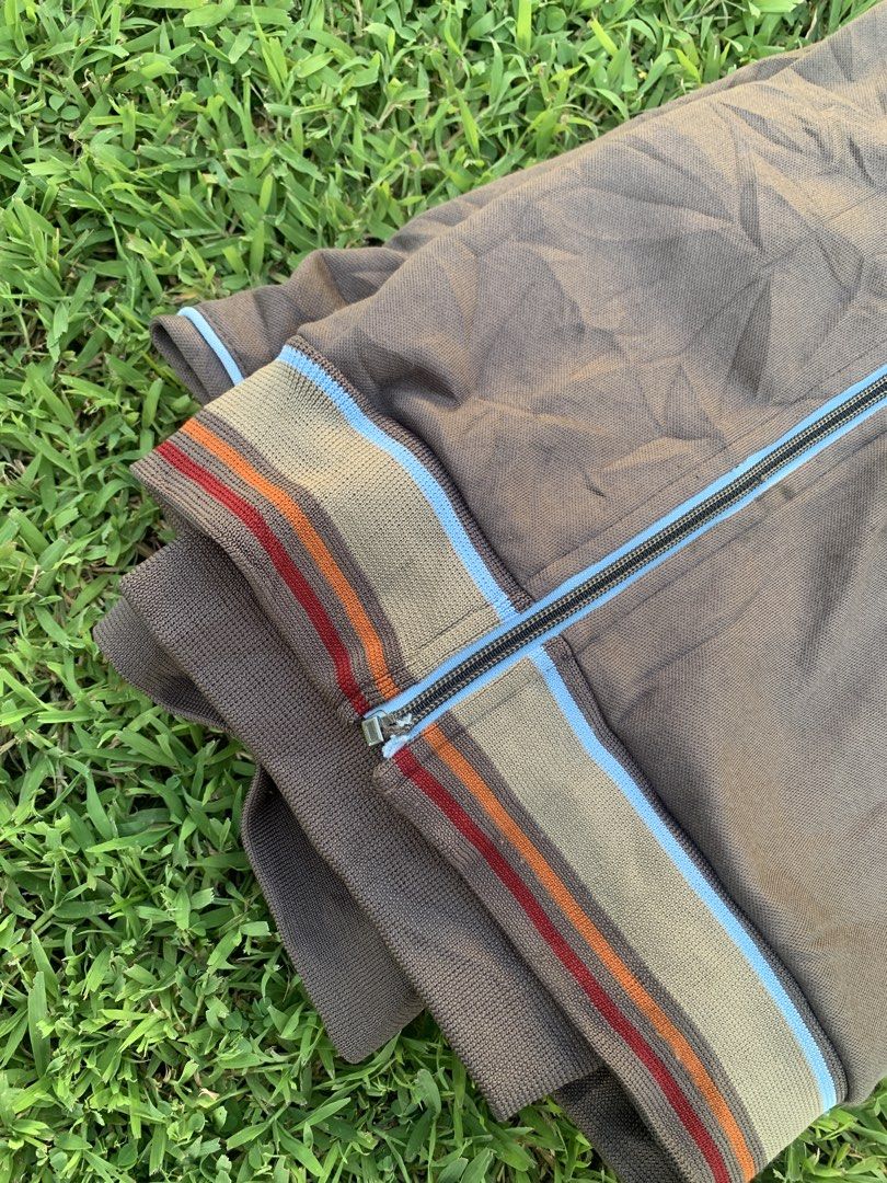 Quicksilver y2k track jacket (Category: Coats, Jackets and Outerwear) located in Agdangan. Submitted by daily_picks.276 (Listing ID 1463669112, Image 3). Description: W24 L28 .