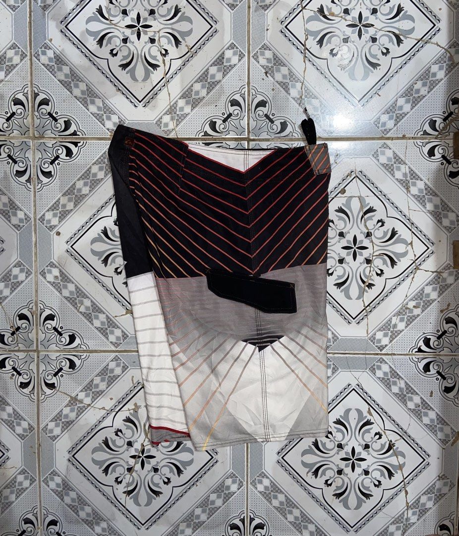 Quiksilver Geometric Boardshort (Category: Swim Trunks & Board Shorts) located in Cebu City. Submitted by refinds.cebu (Listing ID 1463692873, Image 2). Description: Quiksilver Geometric Boardshort Size: Large Dimension: 28-33 width x 22 length Leg opening: 11 Excellent condition.