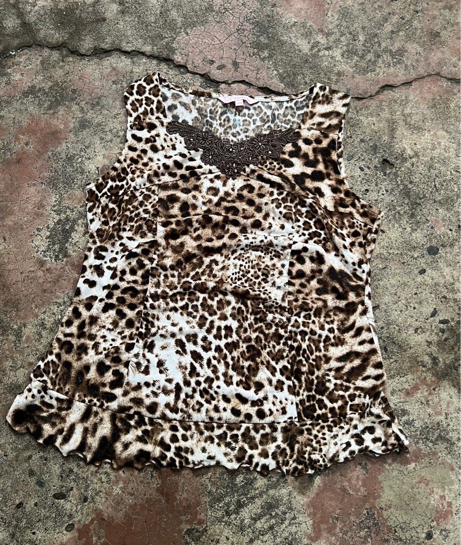 Ragello Leopard Tank Top Y2k (Category: Sleeveless) located in Dapitan. Submitted by gelbread (Listing ID 1463657776, Image 2). Description: .