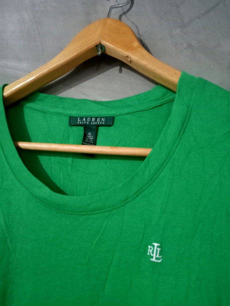 Ralph Lauren Women's (Category: Blouses) located in Manila. Submitted by boldfalcon.38de78 (Listing ID 1463646430, Image 2). Description: This is a bright green short-sleeve scoop-neck t-shirt by Lauren Ralph Lauren featuring a subtle embroidered RL monogram logo on the chest Ralph Lauren Women's As new Condition Size M W -16 ' L-24.5 10/10 Color rate No issue Location Davao city Gcash payment J&T Courier Php 450 + sf DM 💌.