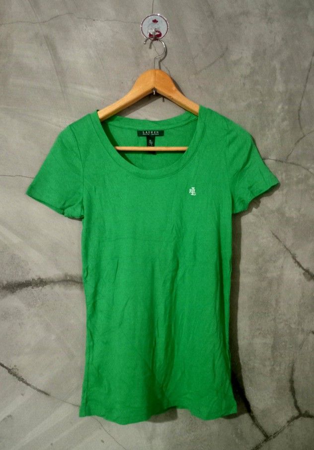 Ralph Lauren Women's (Category: Blouses) located in Manila. Submitted by boldfalcon.38de78 (Listing ID 1463646430, Image 1). Description: This is a bright green short-sleeve scoop-neck t-shirt by Lauren Ralph Lauren featuring a subtle embroidered RL monogram logo on the chest Ralph Lauren Women's As new Condition Size M W -16 ' L-24.5 10/10 Color rate No issue Location Davao city Gcash payment J&T Courier Php 450 + sf DM 💌.