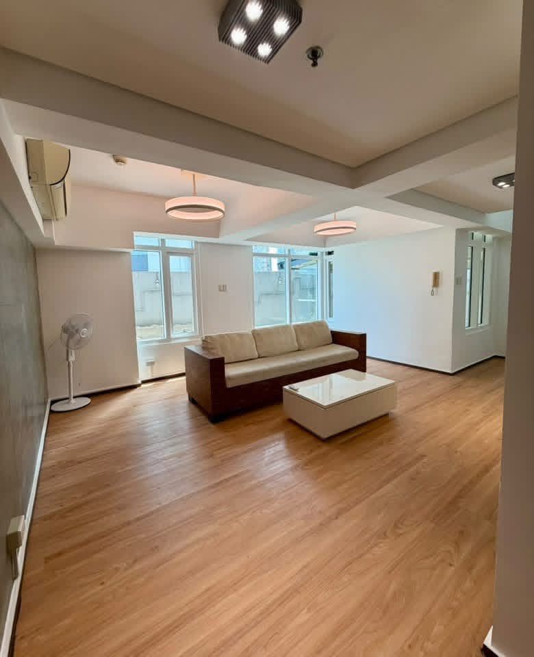 RARE: 2BR Loft Corner Unit at Eton Emerald Loft (Category: Apartments & Condos) located in Quezon City. Submitted by jennieymatareb (Listing ID 1463692123, Image 3). Description: 𝐅𝐎𝐑 𝐒𝐀𝐋𝐄‼️ 𝐑𝐀𝐑𝐄 𝐔𝐍𝐈𝐓: 𝐒𝐏𝐀𝐂𝐈𝐎𝐔𝐒 𝟐-𝐁𝐑 𝐂𝐎𝐑𝐍𝐄𝐑 𝐋𝐎𝐅𝐓 𝐔𝐍𝐈𝐓 𝐀𝐓 𝐄𝐓𝐎𝐍 𝐄𝐌𝐄𝐑𝐀𝐋𝐃, 𝐎𝐑𝐓𝐈𝐆𝐀𝐒, 𝐏𝐀𝐒𝐈𝐆 𝐂𝐈𝐓𝐘! 💎 📍Eton Emerald Loft, Garnet Road, San Antonio, Ortigas, Pasig City 𝐔𝐍𝐈𝐓 𝐅𝐄𝐀𝐓𝐔𝐑𝐄𝐒: •Area: 125.5 s