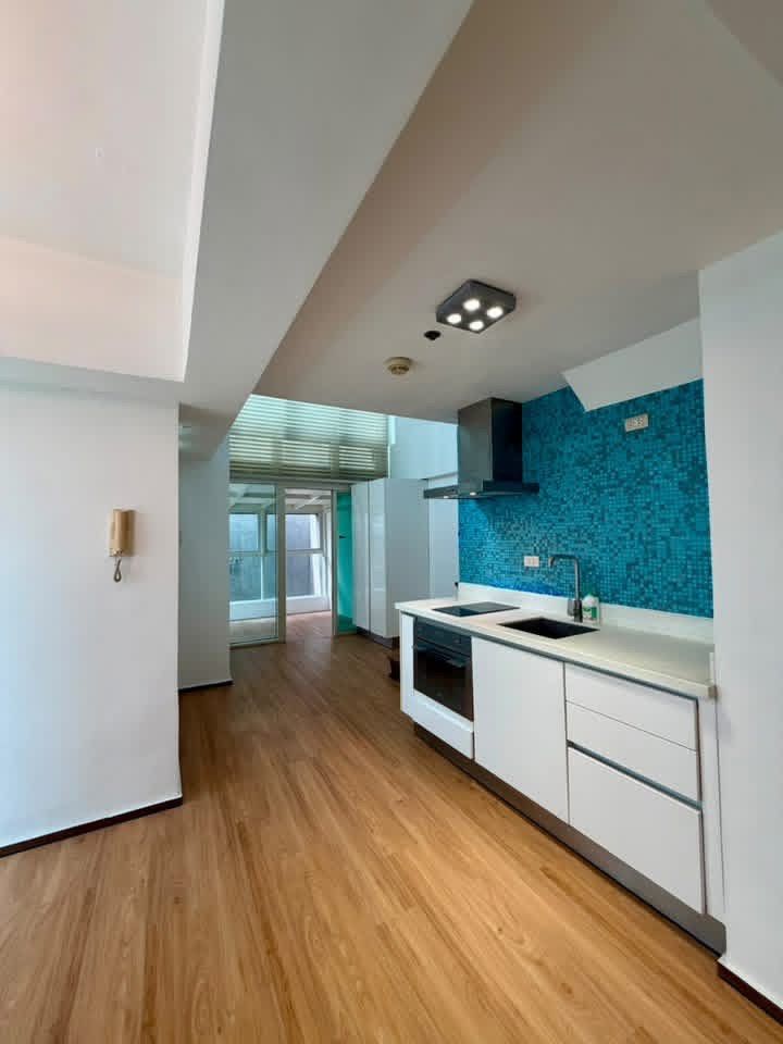 RARE: 2BR Loft Corner Unit at Eton Emerald Loft (Category: Apartments & Condos) located in Quezon City. Submitted by jennieymatareb (Listing ID 1463692123, Image 2). Description: 𝐅𝐎𝐑 𝐒𝐀𝐋𝐄‼️ 𝐑𝐀𝐑𝐄 𝐔𝐍𝐈𝐓: 𝐒𝐏𝐀𝐂𝐈𝐎𝐔𝐒 𝟐-𝐁𝐑 𝐂𝐎𝐑𝐍𝐄𝐑 𝐋𝐎𝐅𝐓 𝐔𝐍𝐈𝐓 𝐀𝐓 𝐄𝐓𝐎𝐍 𝐄𝐌𝐄𝐑𝐀𝐋𝐃, 𝐎𝐑𝐓𝐈𝐆𝐀𝐒, 𝐏𝐀𝐒𝐈𝐆 𝐂𝐈𝐓𝐘! 💎 📍Eton Emerald Loft, Garnet Road, San Antonio, Ortigas, Pasig City 𝐔𝐍𝐈𝐓 𝐅𝐄𝐀𝐓𝐔𝐑𝐄𝐒: •Area: 125.5 s