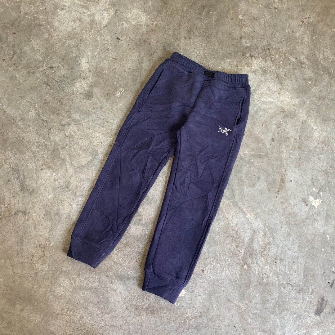 Arc'teryx Navy Blue Fleece Sweatpants (Category: Joggers) located in Manila. Submitted by emplysthrift. (Listing ID 1463693353, Image 3). Description: Arc'teryx Navy Blue Fleece Sweatpants Actual dimes on tapemeasure Waist " 29.5 to 34.t Length "35.5 Excellent Condition Colorrate: 9/10 Flaws: needwash - Navy blue Arc'teryx sweatpants - Soft and comfortable fleece material - Embroidered Arc'teryx logo on left leg - "ARC'TERYX" text printed on righ