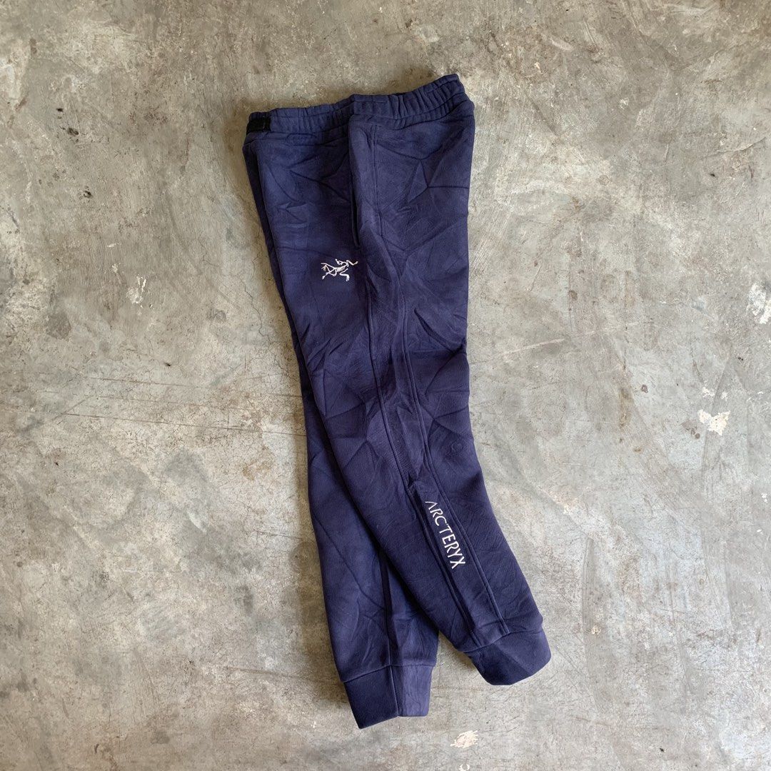 Arc'teryx Navy Blue Fleece Sweatpants (Category: Joggers) located in Manila. Submitted by emplysthrift. (Listing ID 1463693353, Image 1). Description: Arc'teryx Navy Blue Fleece Sweatpants Actual dimes on tapemeasure Waist " 29.5 to 34.t Length "35.5 Excellent Condition Colorrate: 9/10 Flaws: needwash - Navy blue Arc'teryx sweatpants - Soft and comfortable fleece material - Embroidered Arc'teryx logo on left leg - "ARC'TERYX" text printed on righ