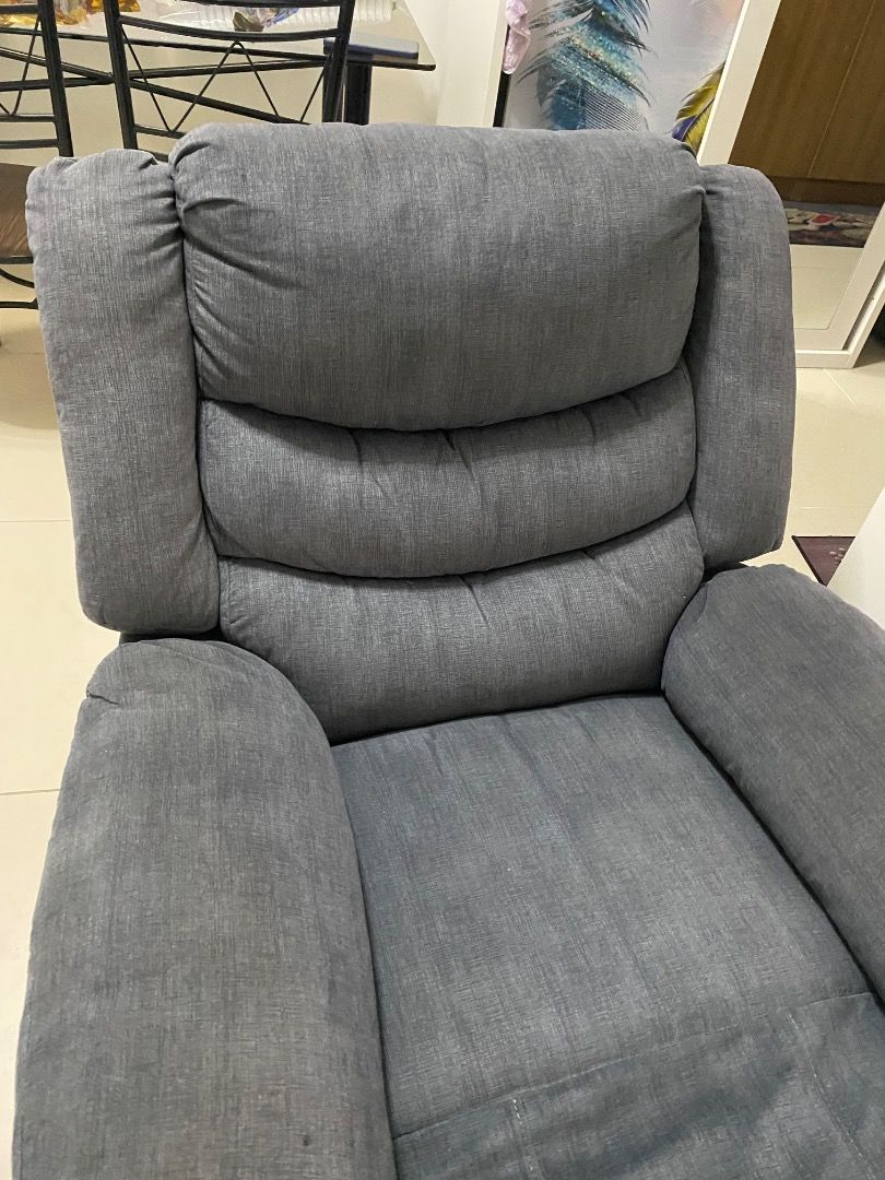 Recliner Sofa (Category: Sofas) located in Mandaluyong City. Submitted by true_dealwithk (Listing ID 1459053405, Image 3). Description: 1 seater.